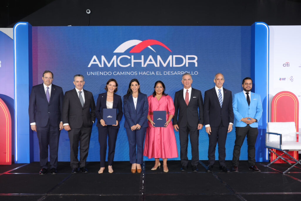 La Cámara Americana de Comercio de la República Dominicana (AMCHAMDR) celebró su almuerzo correspondiente al mes de junio, con la participación de Nathalie Alvarado, representante del Grupo Banco Interamericano de Desarrollo (Grupo BID) en República Dominicana, y Carolina Rendón, representante del Grupo Banco Mundial (GBM) en el país, quienes abordaron el tema “El reto de lo posible: reflexiones del Grupo Banco Mundial y del Grupo BID sobre las perspectivas de República Dominicana”.