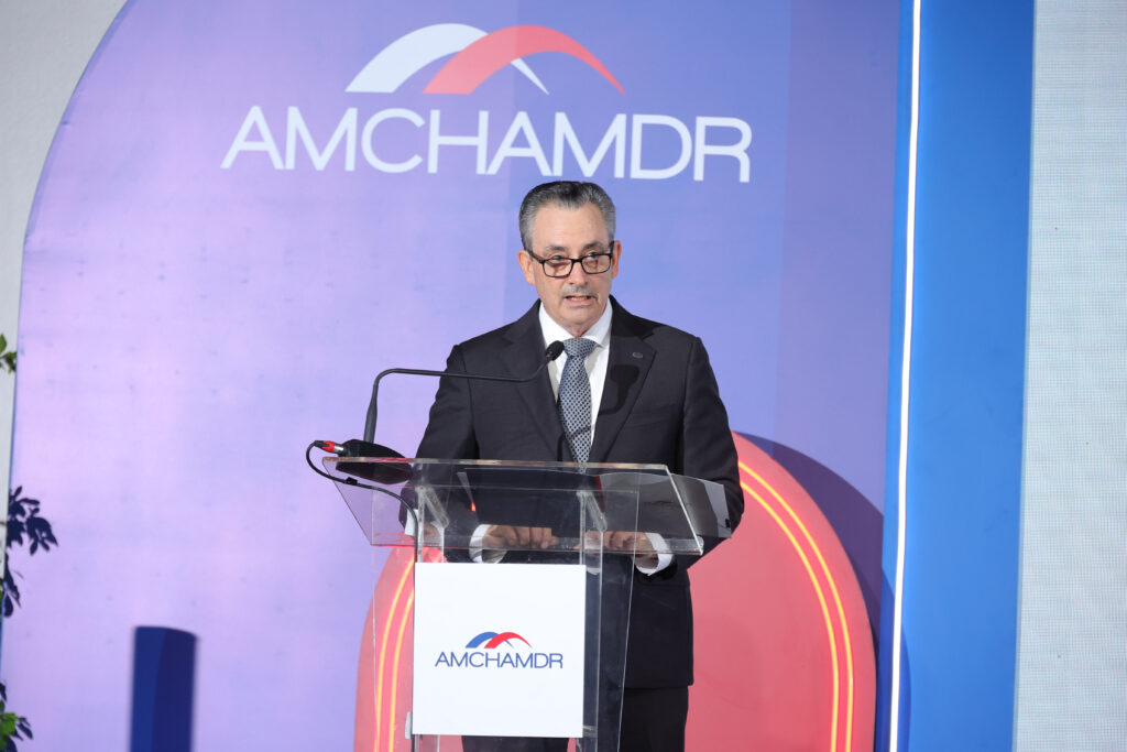 La Cámara Americana de Comercio de la República Dominicana (AMCHAMDR) celebró su almuerzo correspondiente al mes de junio, con la participación de Nathalie Alvarado, representante del Grupo Banco Interamericano de Desarrollo (Grupo BID) en República Dominicana, y Carolina Rendón, representante del Grupo Banco Mundial (GBM) en el país, quienes abordaron el tema “El reto de lo posible: reflexiones del Grupo Banco Mundial y del Grupo BID sobre las perspectivas de República Dominicana”.