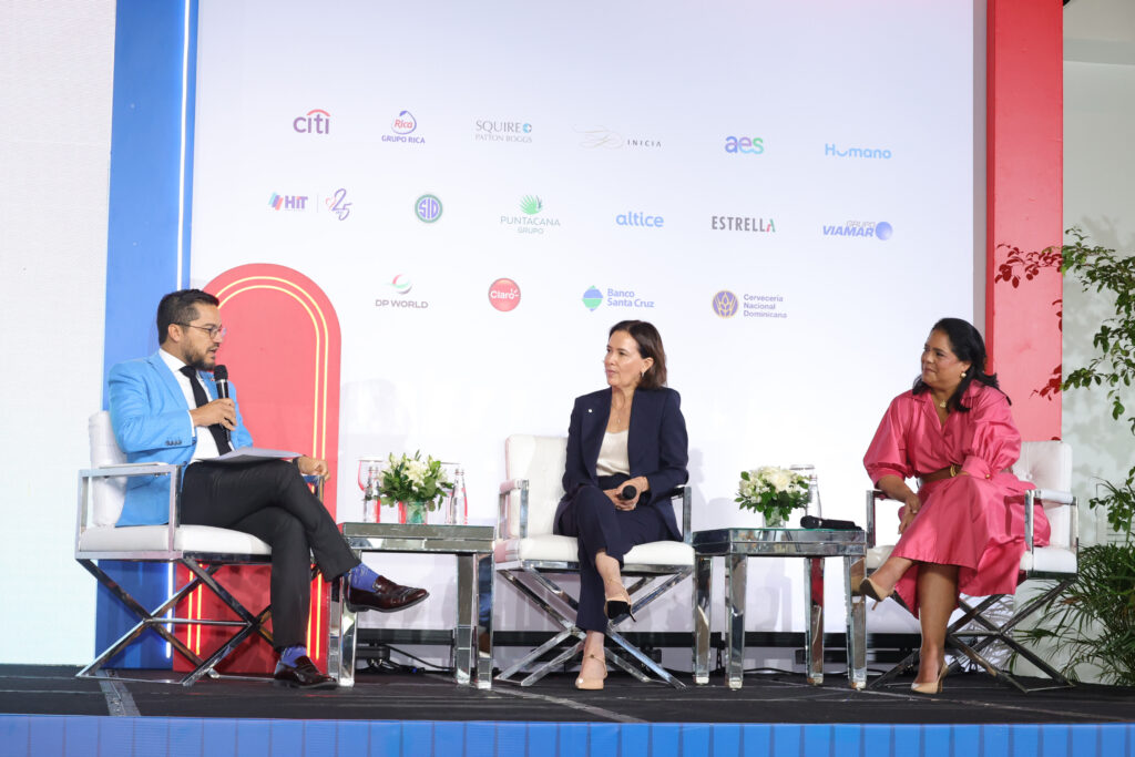 La Cámara Americana de Comercio de la República Dominicana (AMCHAMDR) celebró su almuerzo correspondiente al mes de junio, con la participación de Nathalie Alvarado, representante del Grupo Banco Interamericano de Desarrollo (Grupo BID) en República Dominicana, y Carolina Rendón, representante del Grupo Banco Mundial (GBM) en el país, quienes abordaron el tema “El reto de lo posible: reflexiones del Grupo Banco Mundial y del Grupo BID sobre las perspectivas de República Dominicana”.