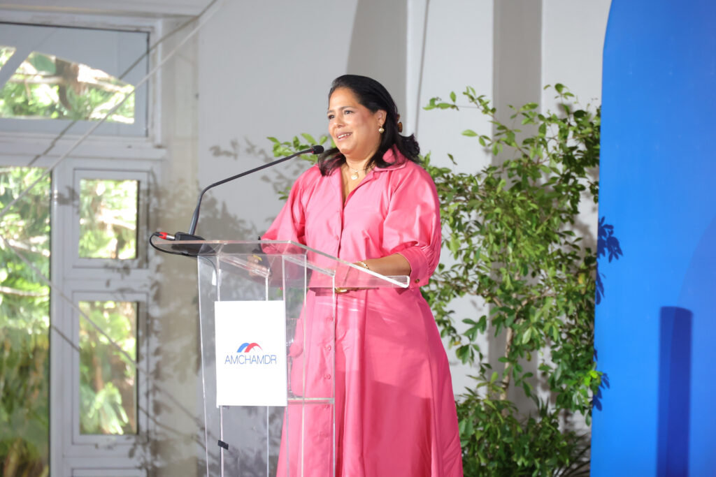 La Cámara Americana de Comercio de la República Dominicana (AMCHAMDR) celebró su almuerzo correspondiente al mes de junio, con la participación de Nathalie Alvarado, representante del Grupo Banco Interamericano de Desarrollo (Grupo BID) en República Dominicana, y Carolina Rendón, representante del Grupo Banco Mundial (GBM) en el país, quienes abordaron el tema “El reto de lo posible: reflexiones del Grupo Banco Mundial y del Grupo BID sobre las perspectivas de República Dominicana”.