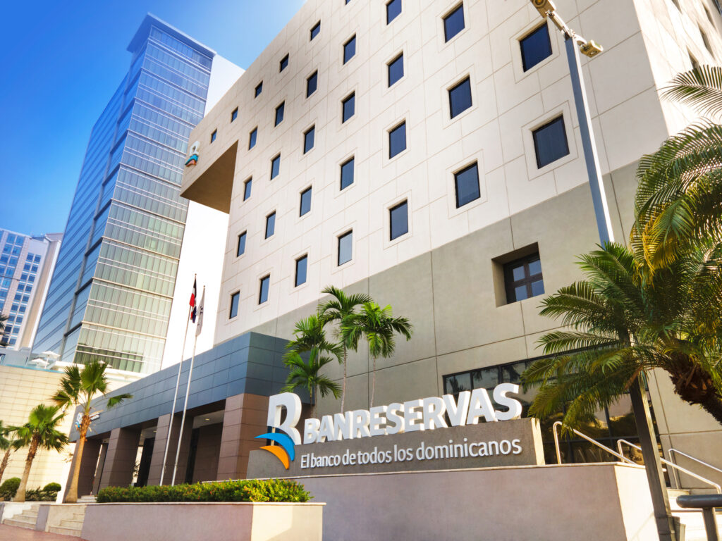 La revista financiera Euromoney, una de las publicaciones más influyentes del sector bancario internacional, reconoció al Banco de Reservas como Mejor Banco del Caribe, el máximo galardón regional otorgado por la publicación, en reconocimiento a su sólido desempeño, crecimiento sostenido, fortaleza financiera y capacidad de adaptación.