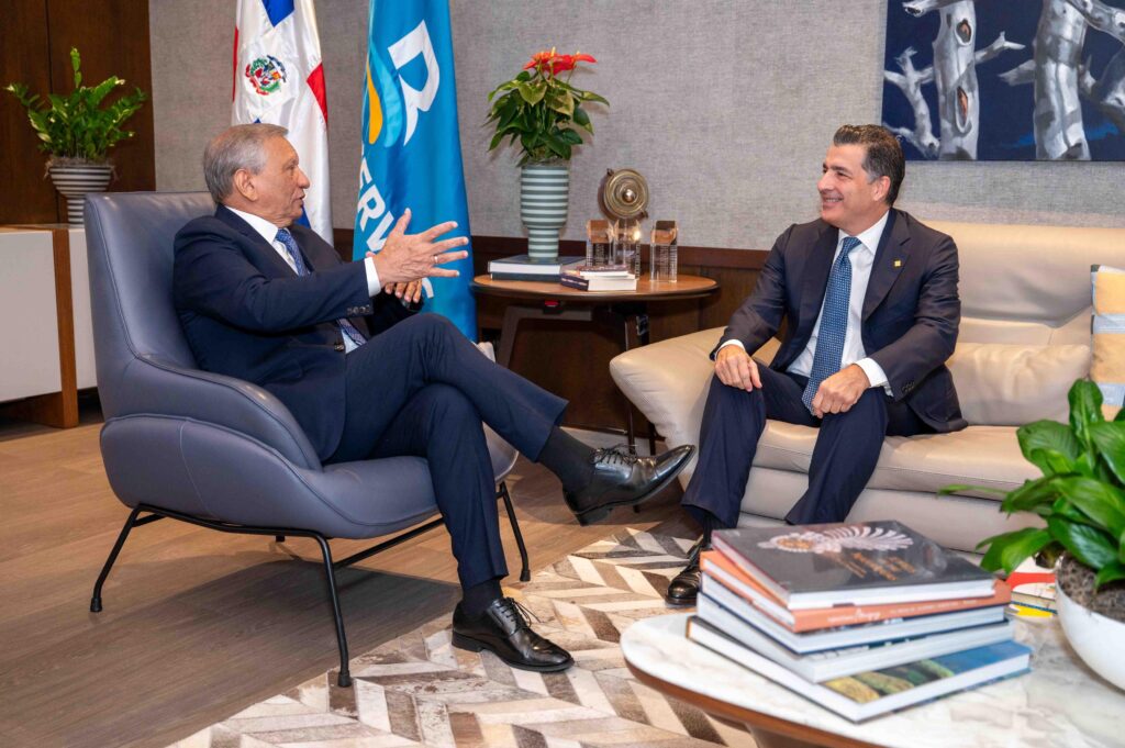 Los presidentes ejecutivos de Banreservas y el Banco Popular Dominicano, doctor Leonardo Aguilera y Christopher Paniagua, sostuvieron un encuentro para analizar la actualidad y las perspectivas del sistema financiero dominicano, en un espacio de diálogo que reafirma la relación institucional entre ambas entidades.