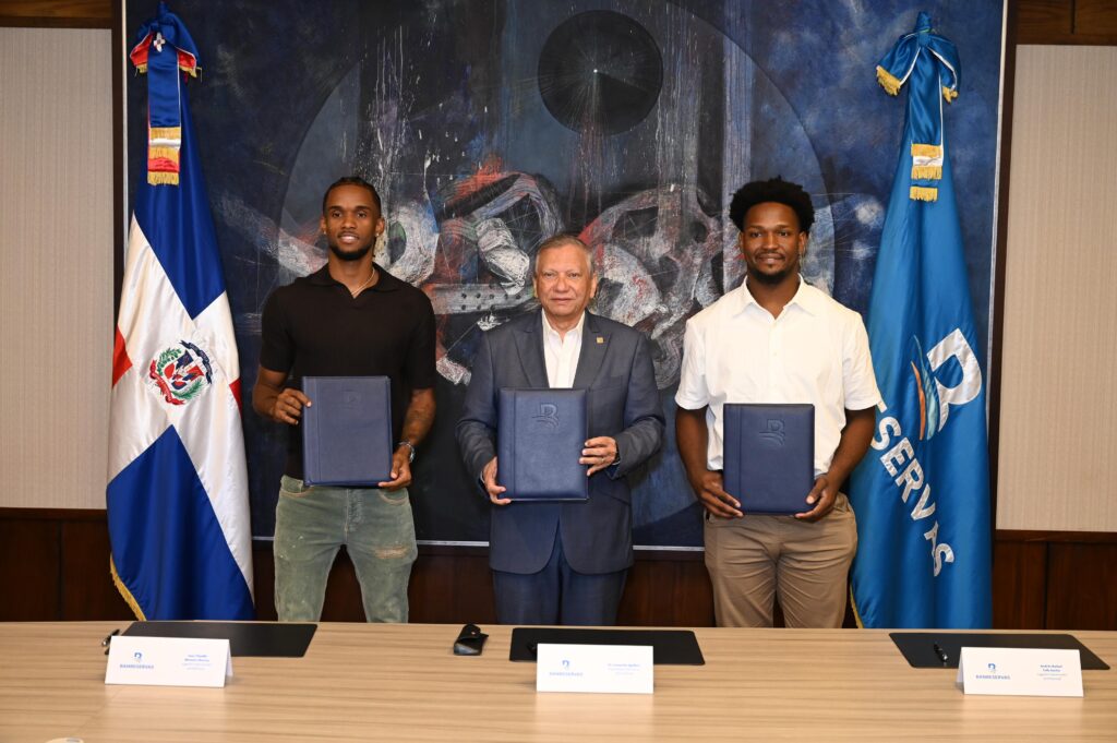 Como parte de su compromiso con el deporte, la juventud y
la diáspora, el Banco de Reservas incorporó a los baloncestistas dominicanos Jean
Montero y Andrés (Andresito) Feliz como embajadores de su marca, mediante un
acuerdo de colaboración que fortalecerá la proyección institucional de la entidad
en España y Europa, además de desarrollar programas de formación deportiva
dirigidos a niños y adolescentes de distintas provincias del país.