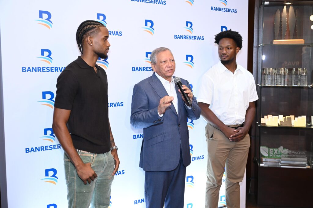 Como parte de su compromiso con el deporte, la juventud y
la diáspora, el Banco de Reservas incorporó a los baloncestistas dominicanos Jean
Montero y Andrés (Andresito) Feliz como embajadores de su marca, mediante un
acuerdo de colaboración que fortalecerá la proyección institucional de la entidad
en España y Europa, además de desarrollar programas de formación deportiva
dirigidos a niños y adolescentes de distintas provincias del país.