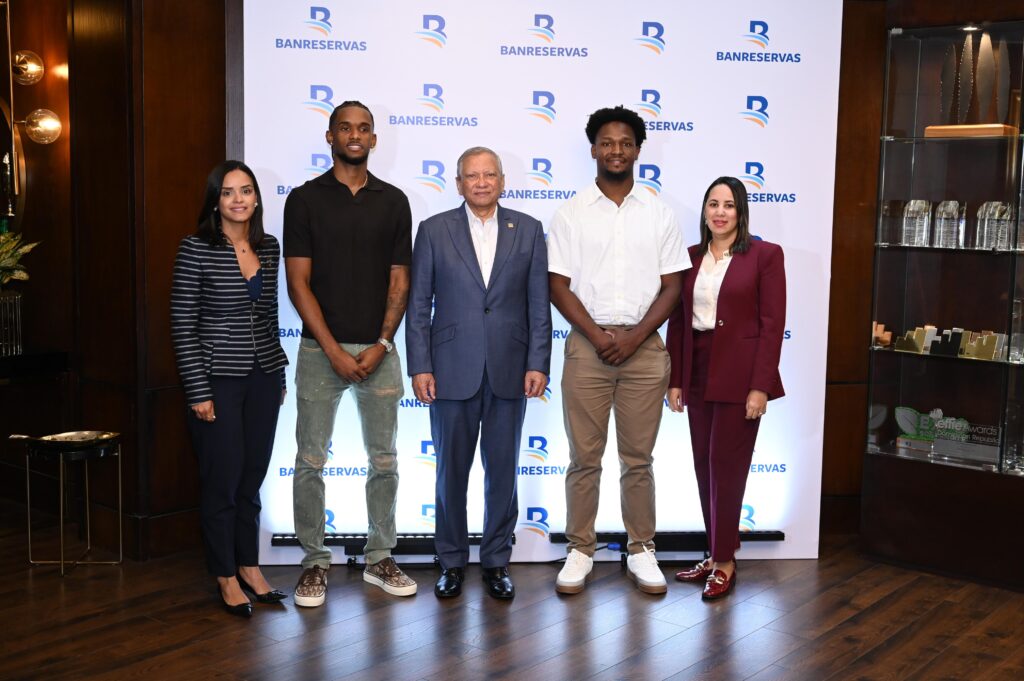 Como parte de su compromiso con el deporte, la juventud y
la diáspora, el Banco de Reservas incorporó a los baloncestistas dominicanos Jean
Montero y Andrés (Andresito) Feliz como embajadores de su marca, mediante un
acuerdo de colaboración que fortalecerá la proyección institucional de la entidad
en España y Europa, además de desarrollar programas de formación deportiva
dirigidos a niños y adolescentes de distintas provincias del país.