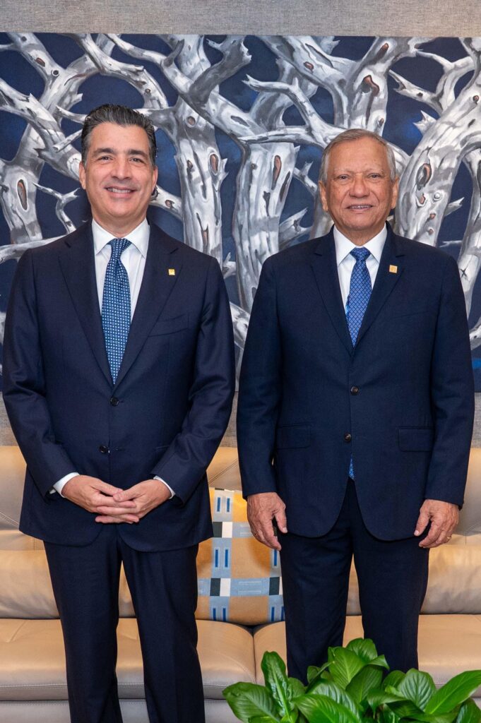 Los presidentes ejecutivos de Banreservas y el Banco Popular Dominicano, doctor Leonardo Aguilera y Christopher Paniagua, sostuvieron un encuentro para analizar la actualidad y las perspectivas del sistema financiero dominicano, en un espacio de diálogo que reafirma la relación institucional entre ambas entidades.