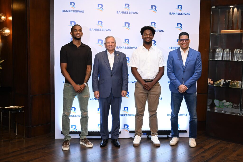 Como parte de su compromiso con el deporte, la juventud y
la diáspora, el Banco de Reservas incorporó a los baloncestistas dominicanos Jean
Montero y Andrés (Andresito) Feliz como embajadores de su marca, mediante un
acuerdo de colaboración que fortalecerá la proyección institucional de la entidad
en España y Europa, además de desarrollar programas de formación deportiva
dirigidos a niños y adolescentes de distintas provincias del país.