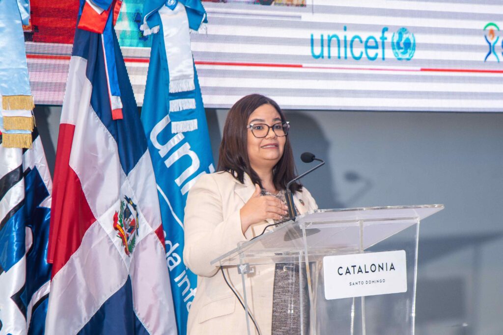  La Oficina Nacional de Estadística (ONE) puso a disposición el Informe Básico de los resultados de la Encuesta Nacional de Hogares de Propósitos Múltiples (ENHOGAR-MICS 2025), también conocida como La Encuesta de la Niñez, realizada con el apoyo técnico y financiero del Fondo de las Naciones Unidas para la Infancia (UNICEF), y la Superintendencia de Salud y Riesgos Laborales (SISALRIL). Es la principal fuente de información estadística sobre las condiciones de vida de la población, la niñez y la adolescencia en República Dominicana.