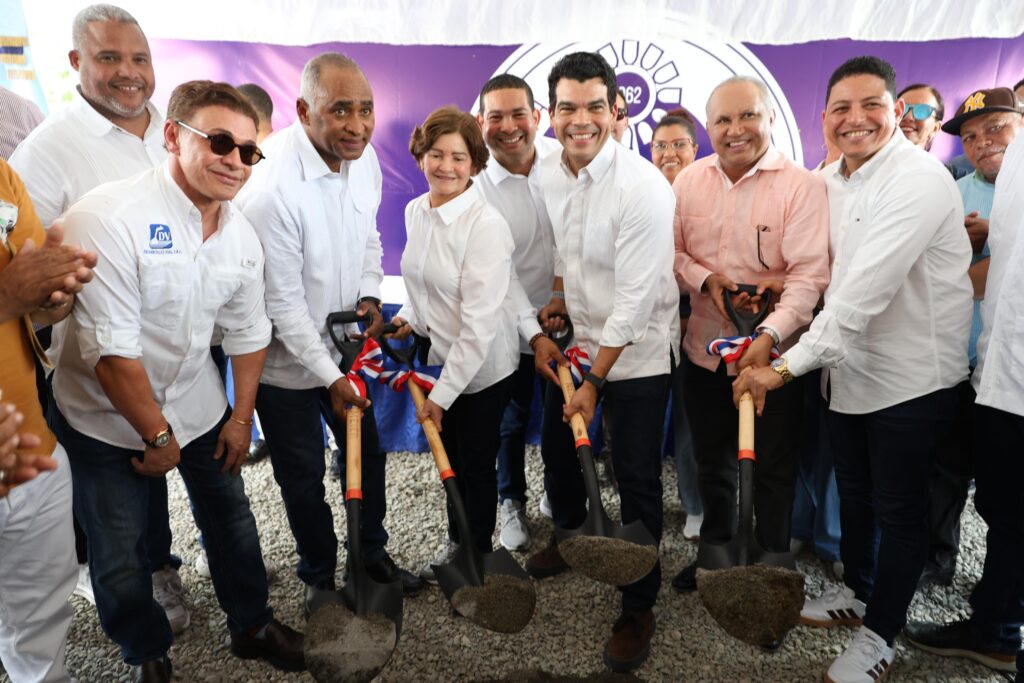 El director ejecutivo del Instituto Nacional de Aguas Potables y Alcantarillados (INAPA), Wellington Arnaud, dio el primer palazo para la ampliación de las redes de distribución del acueducto múltiple de Baní, provincia Peravia, llevando solución a un viejo reclamo de la comunidad.