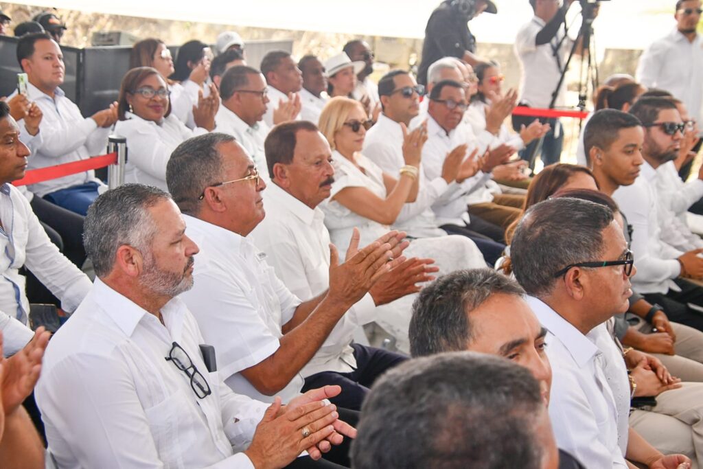 El presidente Luis Abinader encabezó la construcción de la carretera Cruce La Lana–Manuel Bueno–El Aguacate, ejecutada por el Ministerio de Obras Públicas y Comunicaciones (MOPC), la inversión fortalecerá la conectividad entre las provincias Dajabón y Santiago Rodríguez y dinamizará la economía rural.