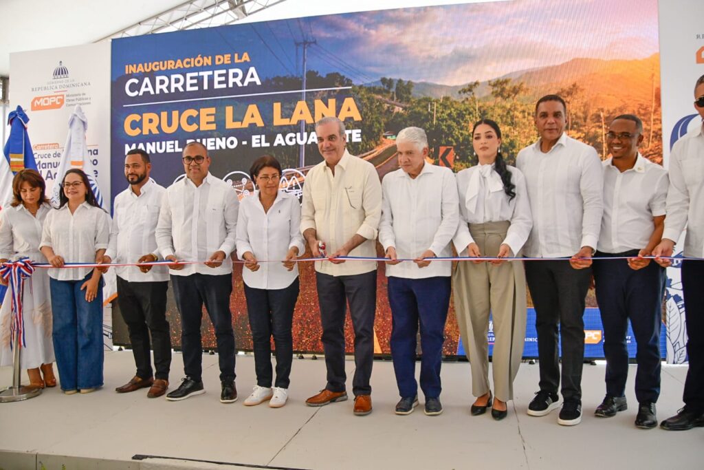 El presidente Luis Abinader encabezó la construcción de la carretera Cruce La Lana–Manuel Bueno–El Aguacate, ejecutada por el Ministerio de Obras Públicas y Comunicaciones (MOPC), la inversión fortalecerá la conectividad entre las provincias Dajabón y Santiago Rodríguez y dinamizará la economía rural.