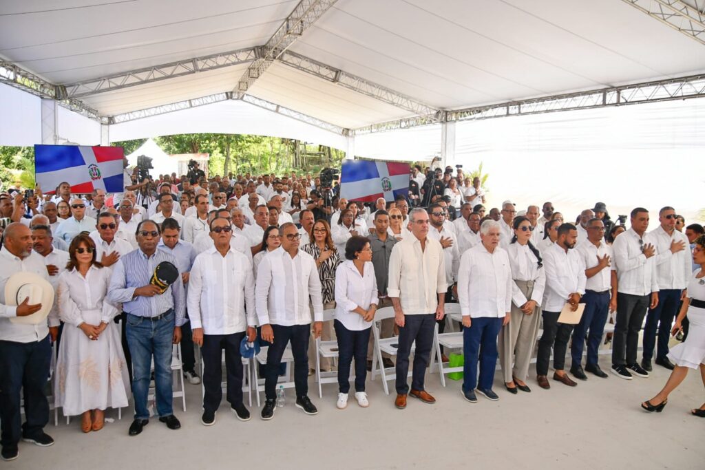 El presidente Luis Abinader encabezó la construcción de la carretera Cruce La Lana–Manuel Bueno–El Aguacate, ejecutada por el Ministerio de Obras Públicas y Comunicaciones (MOPC), la inversión fortalecerá la conectividad entre las provincias Dajabón y Santiago Rodríguez y dinamizará la economía rural.