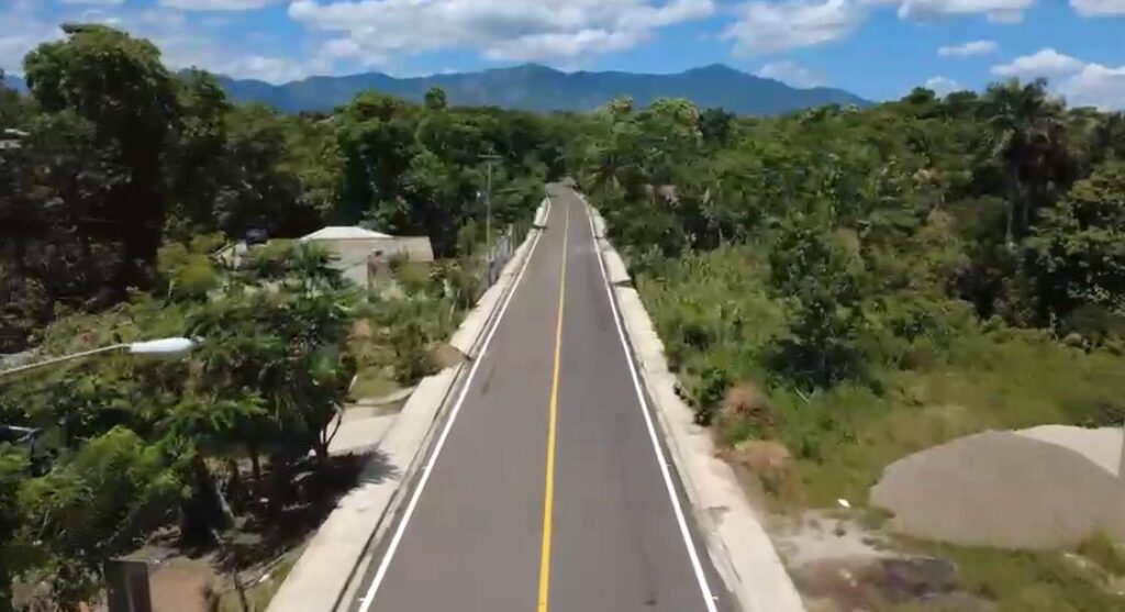 El presidente Luis Abinader encabezó la construcción de la carretera Cruce La Lana–Manuel Bueno–El Aguacate, ejecutada por el Ministerio de Obras Públicas y Comunicaciones (MOPC), la inversión fortalecerá la conectividad entre las provincias Dajabón y Santiago Rodríguez y dinamizará la economía rural.