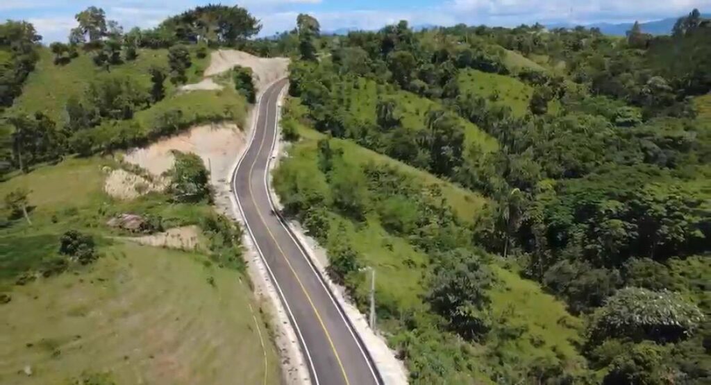 El presidente Luis Abinader encabezó la construcción de la carretera Cruce La Lana–Manuel Bueno–El Aguacate, ejecutada por el Ministerio de Obras Públicas y Comunicaciones (MOPC), la inversión fortalecerá la conectividad entre las provincias Dajabón y Santiago Rodríguez y dinamizará la economía rural.