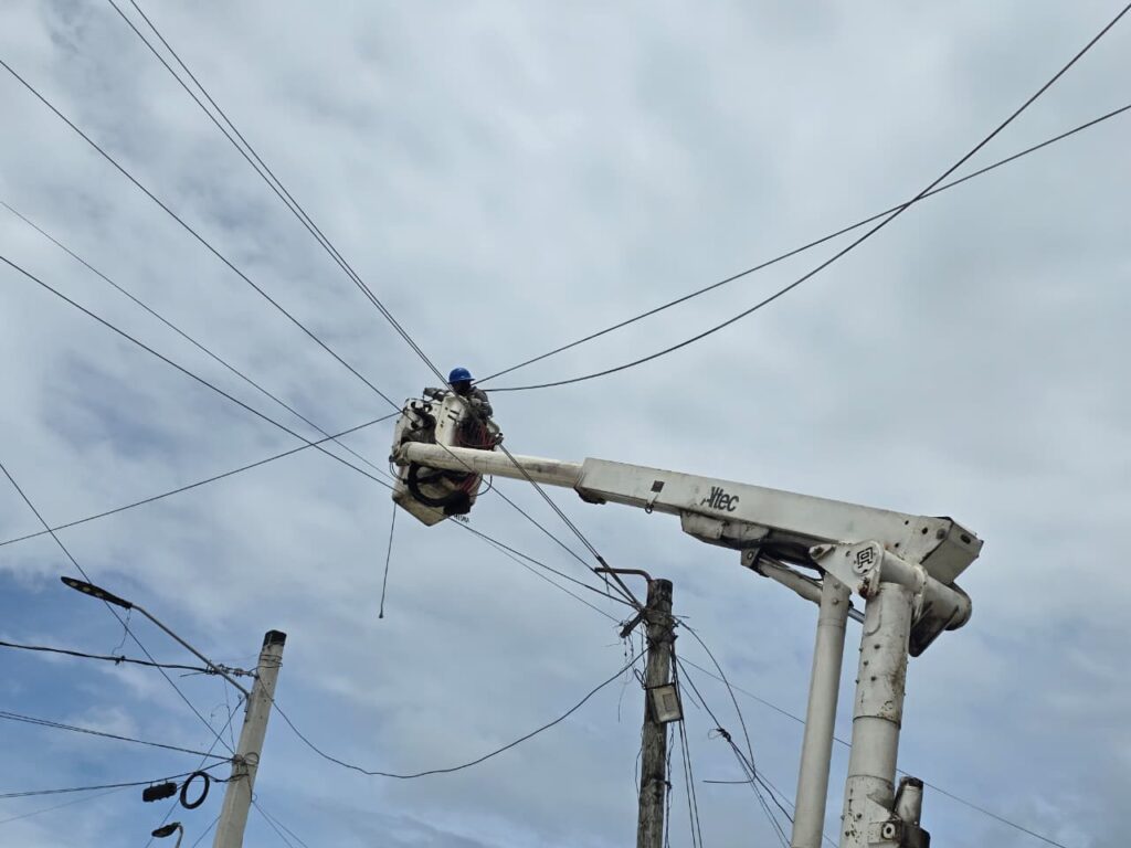 La Empresa Distribuidora de Electricidad del Este (Edeeste) informó que los días jueves 9 y viernes 10 de julio de 2026, en horarios de 9:00 am a 5:00 pm, llevará a cabo importantes trabajos de reconfiguración de la red eléctrica y la puesta en servicio de nuevos 
