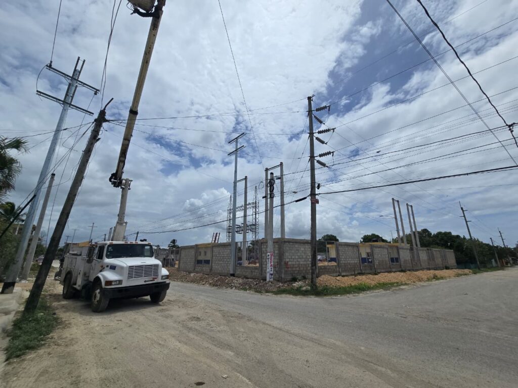 La Empresa Distribuidora de Electricidad del Este (Edeeste) informó que los días jueves 9 y viernes 10 de julio de 2026, en horarios de 9:00 am a 5:00 pm, llevará a cabo importantes trabajos de reconfiguración de la red eléctrica y la puesta en servicio de nuevos 