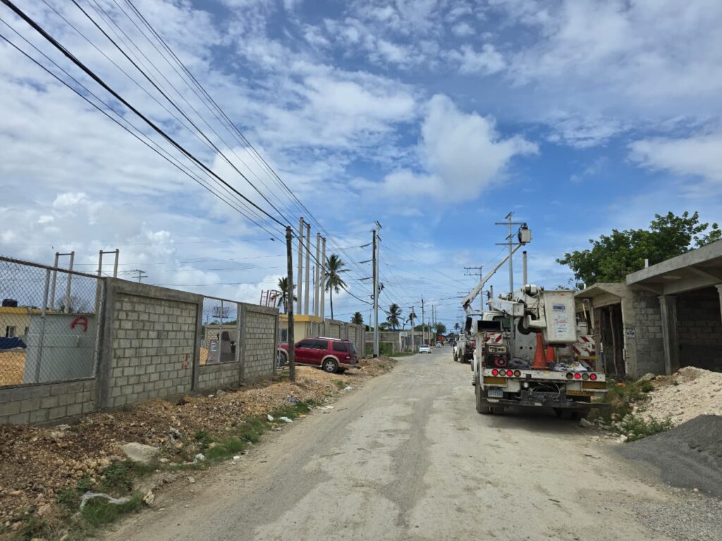 La Empresa Distribuidora de Electricidad del Este (Edeeste) informó que los días jueves 9 y viernes 10 de julio de 2026, en horarios de 9:00 am a 5:00 pm, llevará a cabo importantes trabajos de reconfiguración de la red eléctrica y la puesta en servicio de nuevos 
