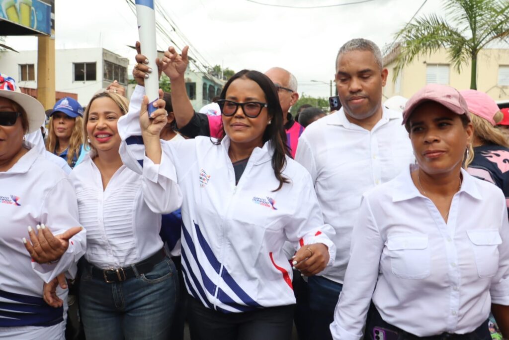  La viceministra de Emprendedurismo y dirigente del Partido Revolucionario Moderno (PRM), Scarlet Benzán, expresó su profundo orgullo y satisfacción al recibir formalmente la Llama de los Valores de los XXV Juegos Centroamericanos y del Caribe Santo Domingo 2026 en este municipio. Durante el emotivo acto, Benzán resaltó que este emblemático recorrido fortalece de manera significativa el espíritu de unidad, el compromiso civil y la esperanza de todo el pueblo dominicano ante la cercanía de la gran cita deportiva continental.