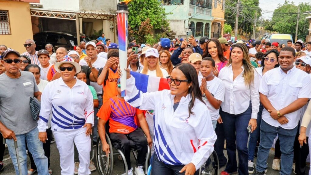  La viceministra de Emprendedurismo y dirigente del Partido Revolucionario Moderno (PRM), Scarlet Benzán, expresó su profundo orgullo y satisfacción al recibir formalmente la Llama de los Valores de los XXV Juegos Centroamericanos y del Caribe Santo Domingo 2026 en este municipio. Durante el emotivo acto, Benzán resaltó que este emblemático recorrido fortalece de manera significativa el espíritu de unidad, el compromiso civil y la esperanza de todo el pueblo dominicano ante la cercanía de la gran cita deportiva continental.