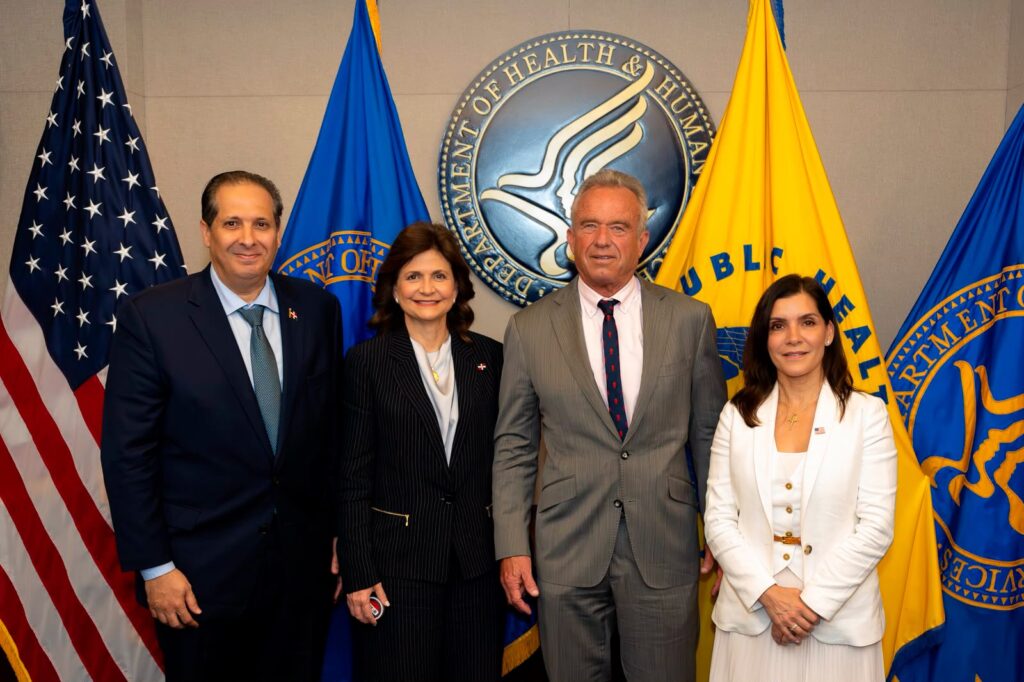 Vicepresidenta Raquel Peña La vicepresidenta de la República y coordinadora del Gabinete de Salud, Raquel Peña, junto al ministro de Salud Pública, Víctor Atallah, sostuvieron este martes una reunión de alto nivel con el secretario de Salud y Servicios Humanos de los Estados Unidos (HHS), Robert F. Kennedy Jr., para fortalecer la cooperación bilateral en materia de salud pública, investigación, innovación y preparación ante emergencias sanitarias.