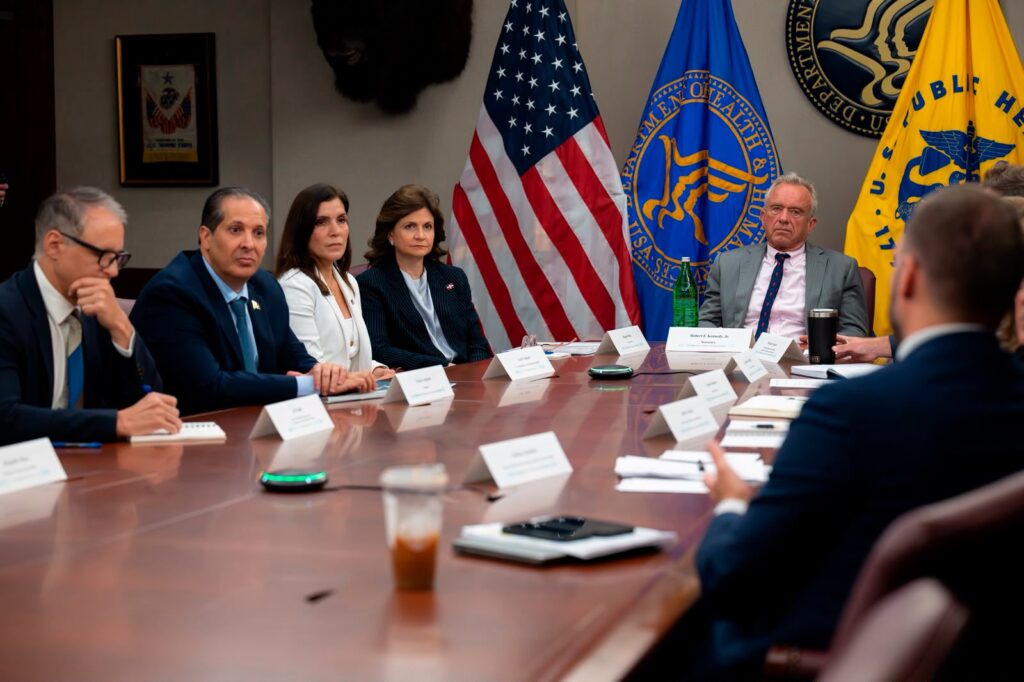 La vicepresidenta de la República y coordinadora del Gabinete de Salud, Raquel Peña, junto al ministro de Salud Pública, Víctor Atallah, sostuvieron este martes una reunión de alto nivel con el secretario de Salud y Servicios Humanos de los Estados Unidos (HHS), Robert F. Kennedy Jr., para fortalecer la cooperación bilateral en materia de salud pública, investigación, innovación y preparación ante emergencias sanitarias.