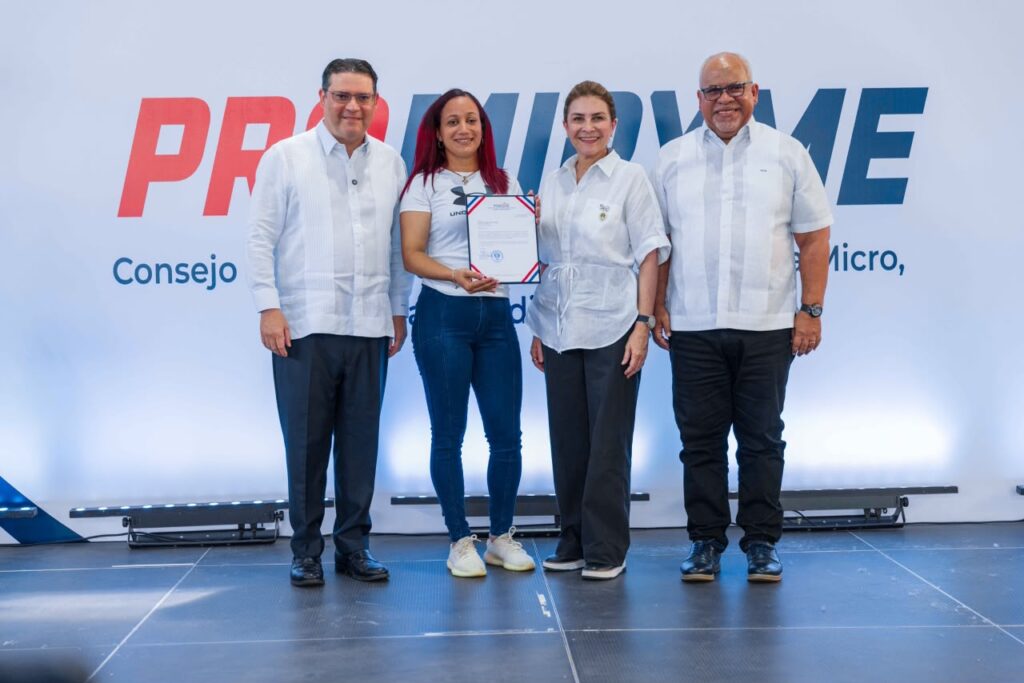 Carolina Mejía, alcaldesa del Distrito Nacional y aspirante presidencial, afirmó este miércoles que ampliar el acceso al financiamiento para las mujeres emprendedoras representa una de las herramientas más efectivas para fortalecer a las familias y generar desarrollo en las comunidades, al participar en la entrega de RD$160 millones en préstamos a 426 microempresarios del Distrito Nacional, encabezada por el Ministerio de Industria, Comercio y Mipymes (MICM) y ProMIPYME.