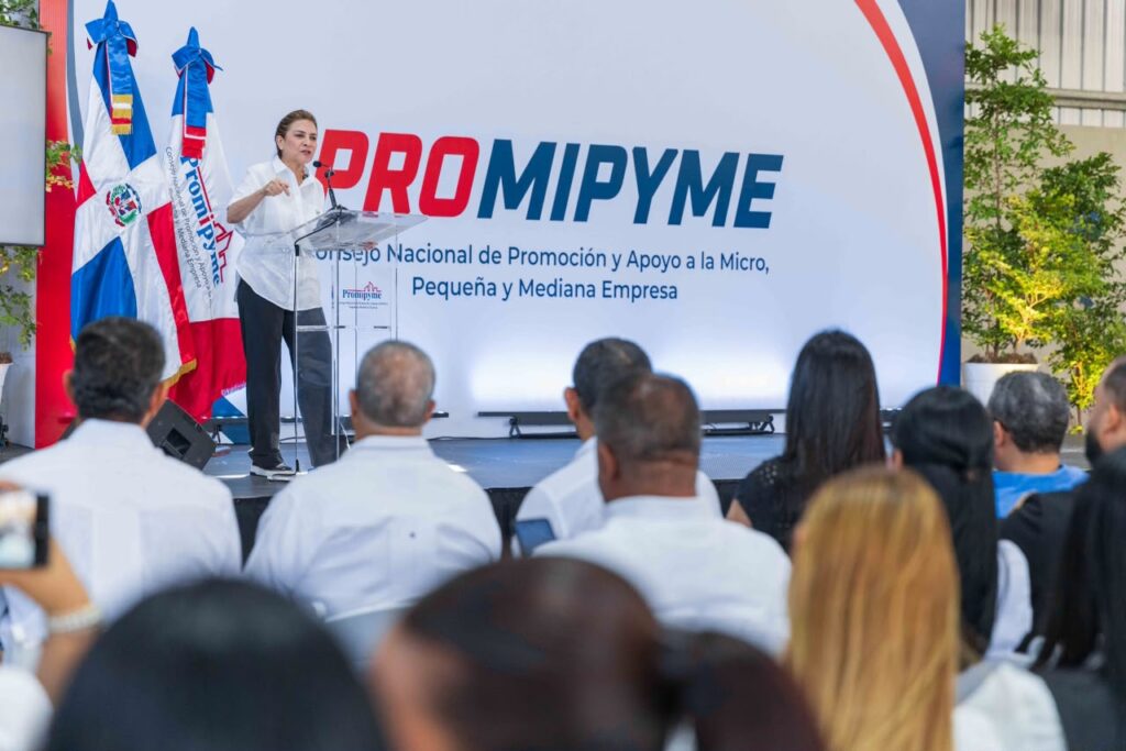 Carolina Mejía, alcaldesa del Distrito Nacional y aspirante presidencial, afirmó este miércoles que ampliar el acceso al financiamiento para las mujeres emprendedoras representa una de las herramientas más efectivas para fortalecer a las familias y generar desarrollo en las comunidades, al participar en la entrega de RD$160 millones en préstamos a 426 microempresarios del Distrito Nacional, encabezada por el Ministerio de Industria, Comercio y Mipymes (MICM) y ProMIPYME.