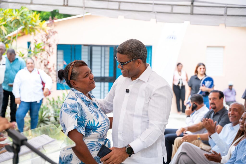 El Gobierno dominicano, a través de la Dirección de Proyectos Estratégicos y Especiales de la Presidencia (Propeep), dio una respuesta oportuna que permitió a esta humilde familia del distrito municipal La Cuaba recuperar su hogar tras un voraz incendio.