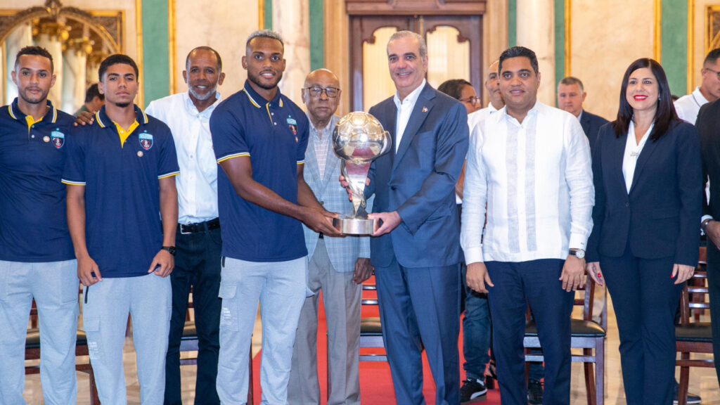 El presidente Luis Abinader recibió este miércoles, en el Palacio Nacional, a la delegación del Salcedo Fútbol Club, en reconocimiento por la histórica conquista del campeonato de la Liga Dominicana de Fútbol (LDF), un logro que consolida el crecimiento del fútbol nacional y enaltece el deporte dominicano.