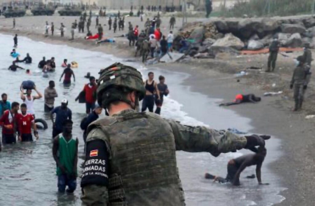 Crisis migratoria en Ceuta migrantes cruzan frontera entre Marruecos y España 2026
