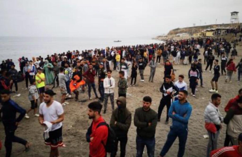 Crisis migratoria en Ceuta migrantes cruzan frontera entre Marruecos y España 2026