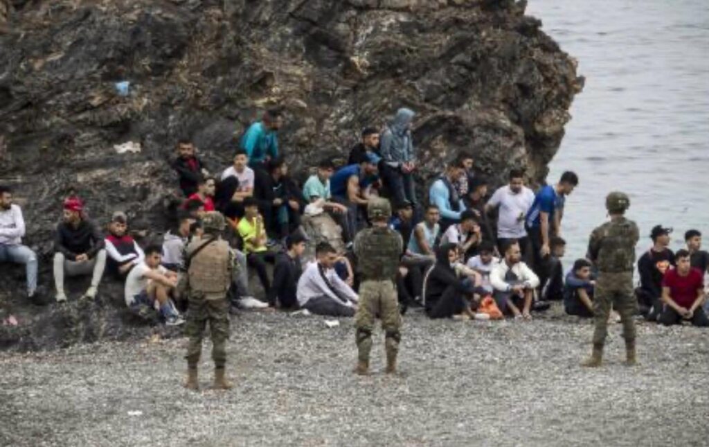 Crisis migratoria en Ceuta migrantes cruzan frontera entre Marruecos y España 2026
