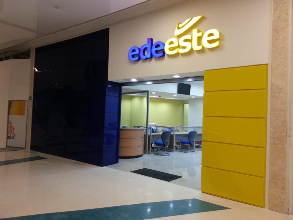 . La Empresa Distribuidora de Electricidad del Este (Edeeste) exhortó a sus clientes realizar un uso eficiente de la energía eléctrica durante estos meses de aumento del calor, como una forma de enfrentar el incremento en el consumo debido a las altas temperaturas, la mayor permanencia de las familias en los hogares y el uso continuo de los equipos de climatización.