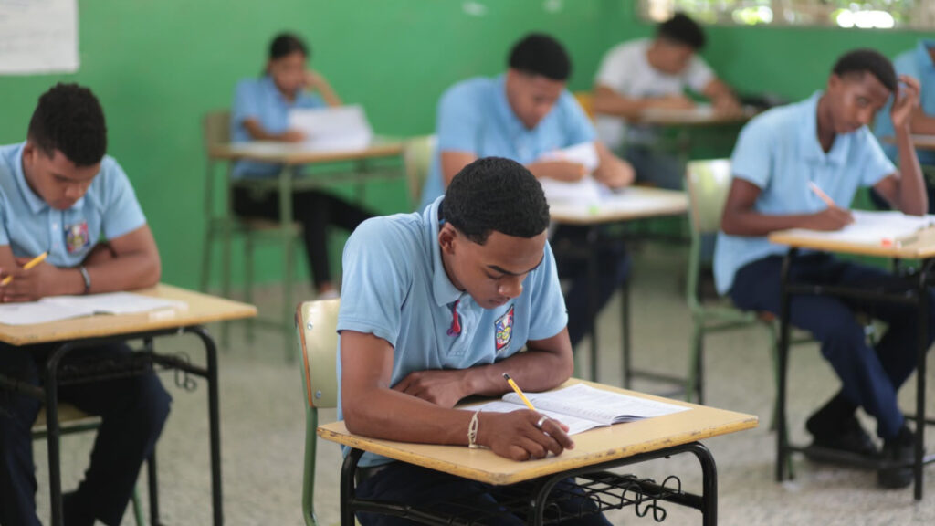 El Ministerio de Educación de la República Dominicana (Minerd) informó que del 6 al 9 de agosto realizará la segunda convocatoria de las Pruebas Nacionales 2026, en la que participarán alrededor de 28,000 estudiantes de Educación Secundaria y de Educación Secundaria de Personas Jóvenes y Adultas, como parte del proceso de evaluación del sistema educativo preuniversitario.