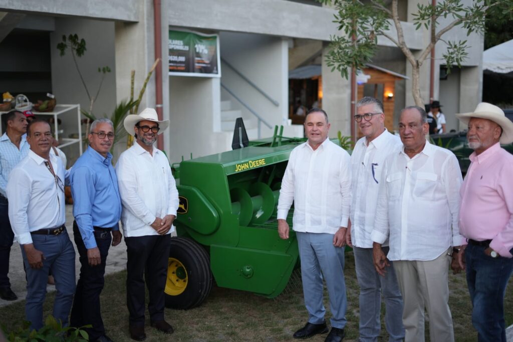 La Altagracia concentra más de 215 mil cabezas de ganado bovino y se ha consolidado como la principal provincia productora de carne y leche de la República Dominicana, afirmó el ministro de Agricultura, Francisco Oliverio Espaillat Bencosme, quien destacó el liderazgo de los ganaderos del Este y reafirmó el compromiso del Gobierno de fortalecer la sanidad animal, la asistencia técnica, el mejoramiento genético y la innovación para elevar la productividad y rentabilidad del sector.