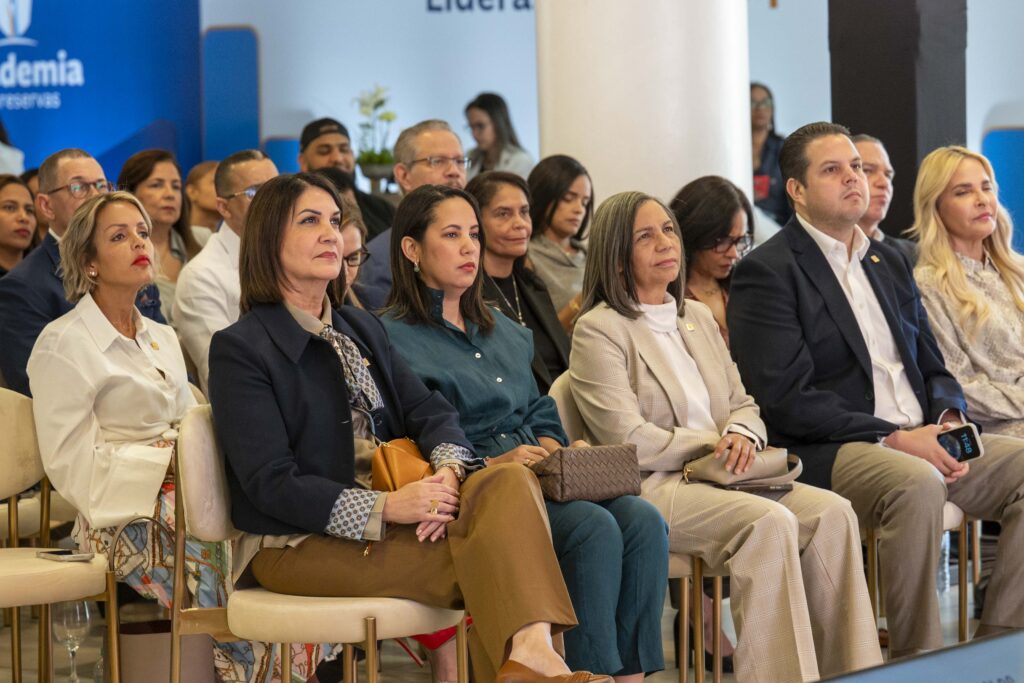 La Academia Banreservas realizó el ciclo de conferencias “Liderazgo a tres tiempos: un banquete de inspiración”, una iniciativa dirigida a fortalecer el talento de los líderes de la institución mediante espacios de aprendizaje, reflexión e intercambio de experiencias.