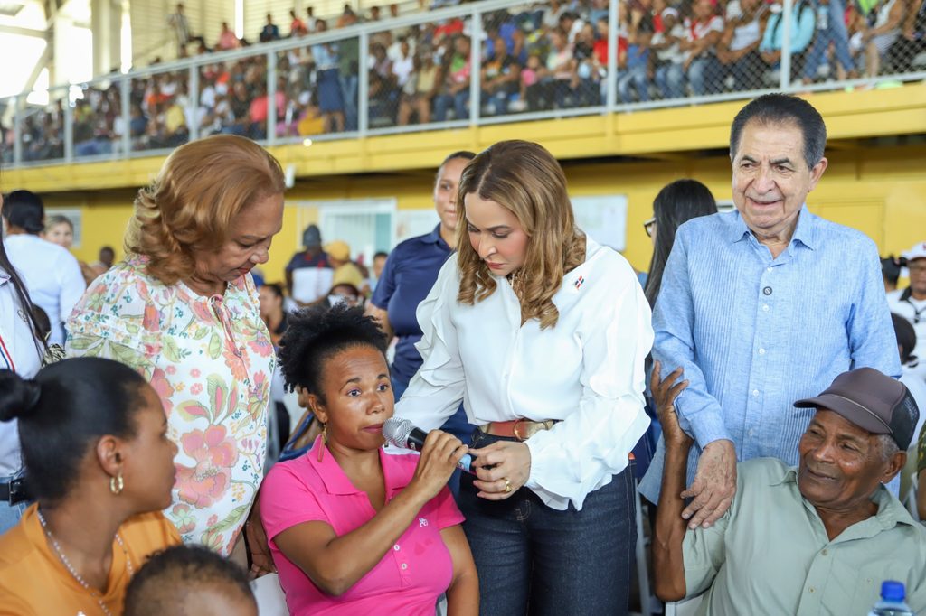 Peravia, R.D., 21 de agosto de 2026. - La Dirección de Desarrollo Social Supérate sostuvo un encuentro de escucha activa con más de 1,300 familias beneficiarias de la provincia Peravia, con el propósito de evaluar el impacto de los programas sociales y fortalecer el acompañamiento en los hogares en condición de vulnerabilidad.