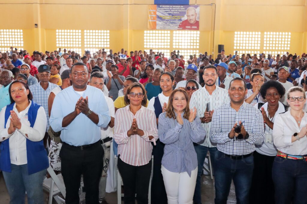 La Dirección de Desarrollo Social Supérate sostuvo un encuentro en Monte Plata, para conocer de primera mano el impacto real de los programas sociales y escuchar las necesidades de la comunidad. En esta provincia el Gobierno dominicano mantiene un esquema de protección social que beneficia a más de 44 mil hogares en vulnerabilidad.