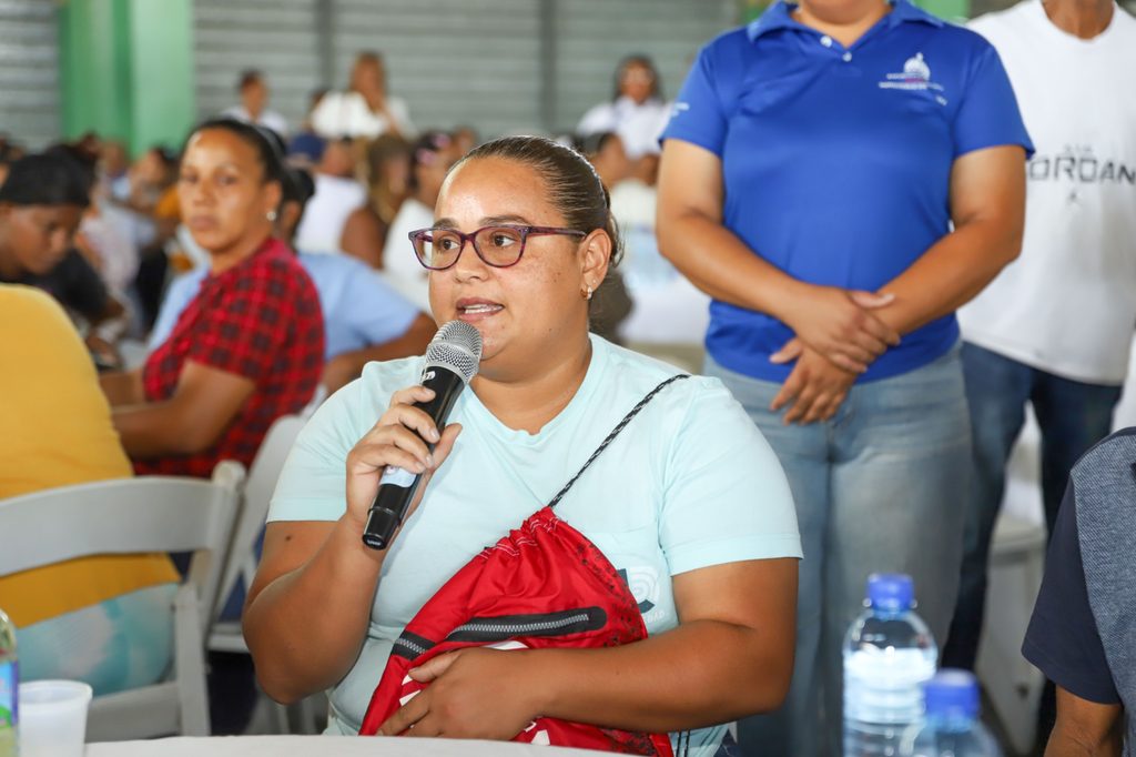 Peravia, R.D., 21 de agosto de 2026. - La Dirección de Desarrollo Social Supérate sostuvo un encuentro de escucha activa con más de 1,300 familias beneficiarias de la provincia Peravia, con el propósito de evaluar el impacto de los programas sociales y fortalecer el acompañamiento en los hogares en condición de vulnerabilidad.