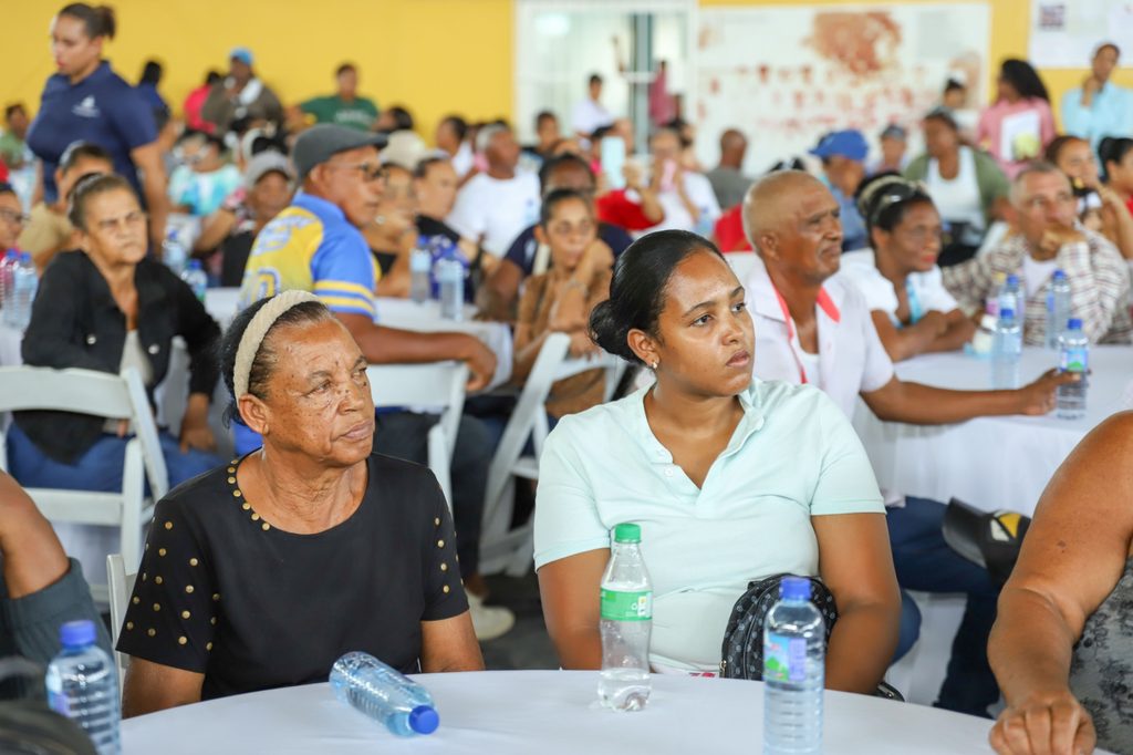 Peravia, R.D., 21 de agosto de 2026. - La Dirección de Desarrollo Social Supérate sostuvo un encuentro de escucha activa con más de 1,300 familias beneficiarias de la provincia Peravia, con el propósito de evaluar el impacto de los programas sociales y fortalecer el acompañamiento en los hogares en condición de vulnerabilidad.