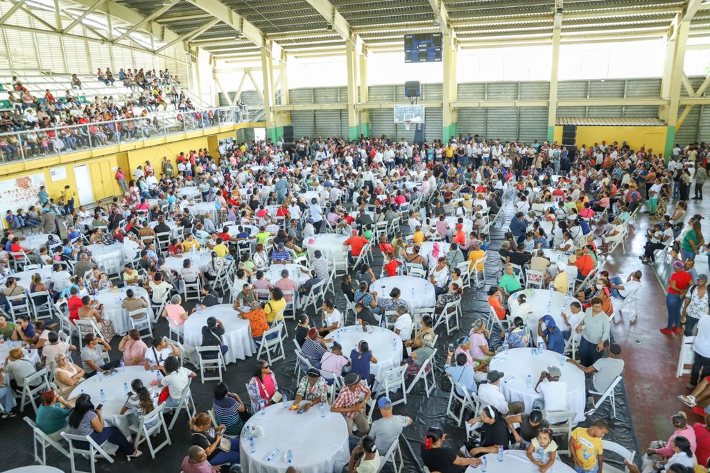 Peravia, R.D., 21 de agosto de 2026. - La Dirección de Desarrollo Social Supérate sostuvo un encuentro de escucha activa con más de 1,300 familias beneficiarias de la provincia Peravia, con el propósito de evaluar el impacto de los programas sociales y fortalecer el acompañamiento en los hogares en condición de vulnerabilidad.