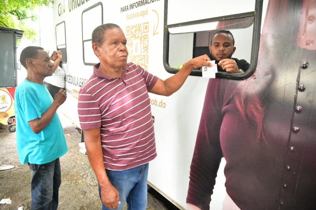 La Junta Central Electoral (JCE) benefició a 1,762 dominicanos y dominicanas en el municipio Bajos de Haina y sus zonas aledañas durante una jornada realizada desde el 04 al 15 de agosto en el marco de la 2da. edición de la "Semana de los Registros Civiles de América Latina y el Caribe", que promueve el registro de nacimiento oportuno e identidad para todos y todas, convocada por el Consejo Latinoamericano y del Caribe de Registro Civil, Identidad y Estadísticas Vitales (CLARCIEV).