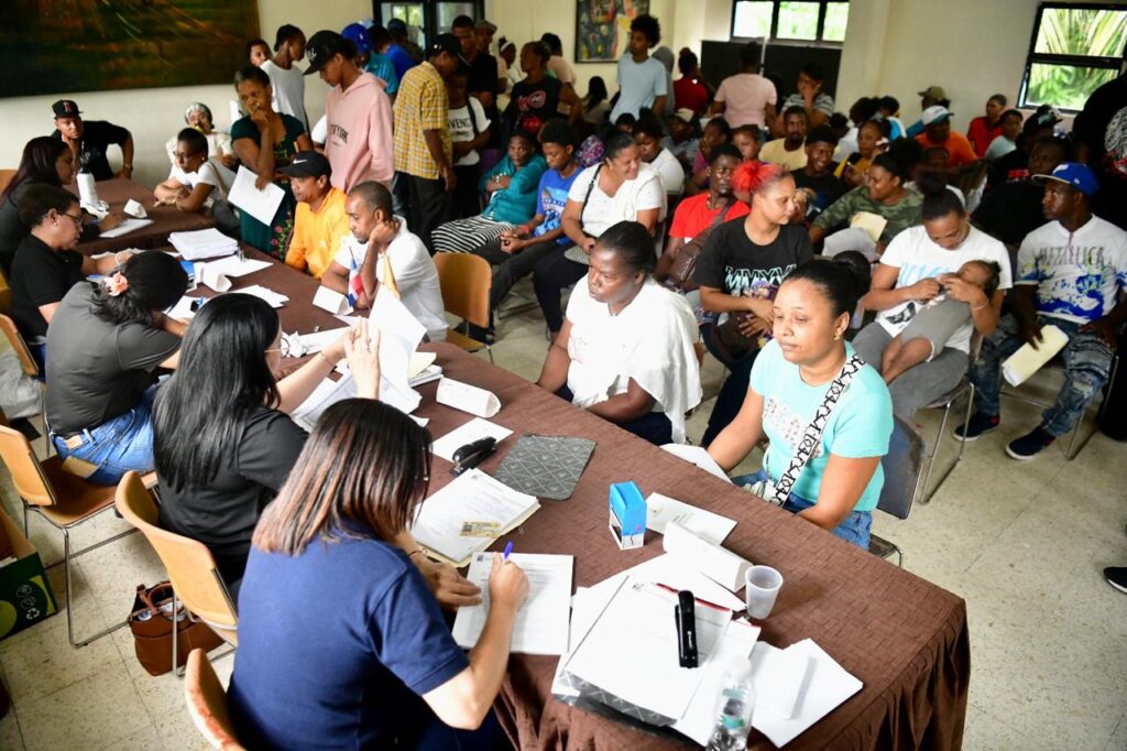 La Junta Central Electoral (JCE) benefició a 1,762 dominicanos y dominicanas en el municipio Bajos de Haina y sus zonas aledañas durante una jornada realizada desde el 04 al 15 de agosto en el marco de la 2da. edición de la "Semana de los Registros Civiles de América Latina y el Caribe", que promueve el registro de nacimiento oportuno e identidad para todos y todas, convocada por el Consejo Latinoamericano y del Caribe de Registro Civil, Identidad y Estadísticas Vitales (CLARCIEV).