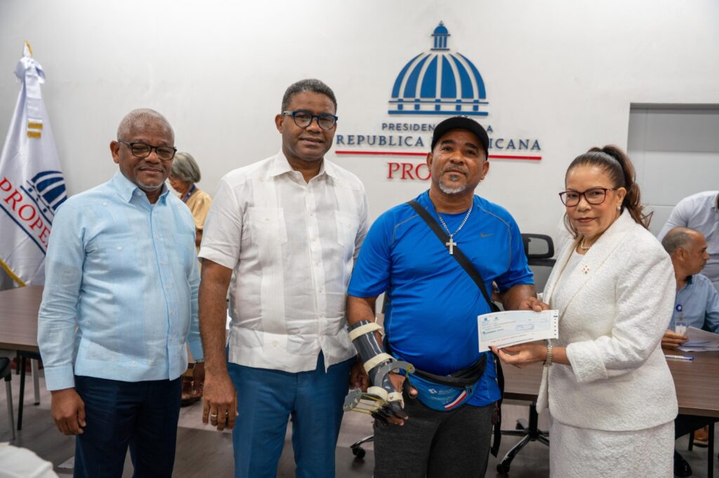 Gobierno entrega ayudas económicas a comerciantes afectados por ampliación de avenida Los Beisbolistas en Manoguayabo