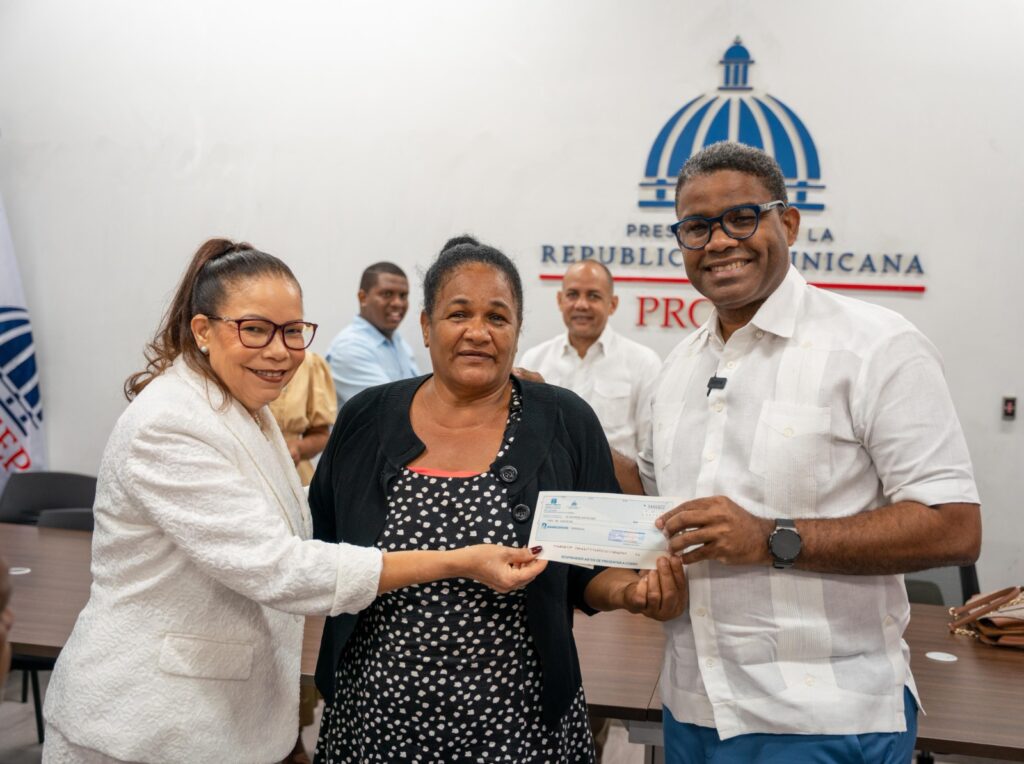 Gobierno entrega ayudas económicas a comerciantes afectados por ampliación de avenida Los Beisbolistas en Manoguayabo