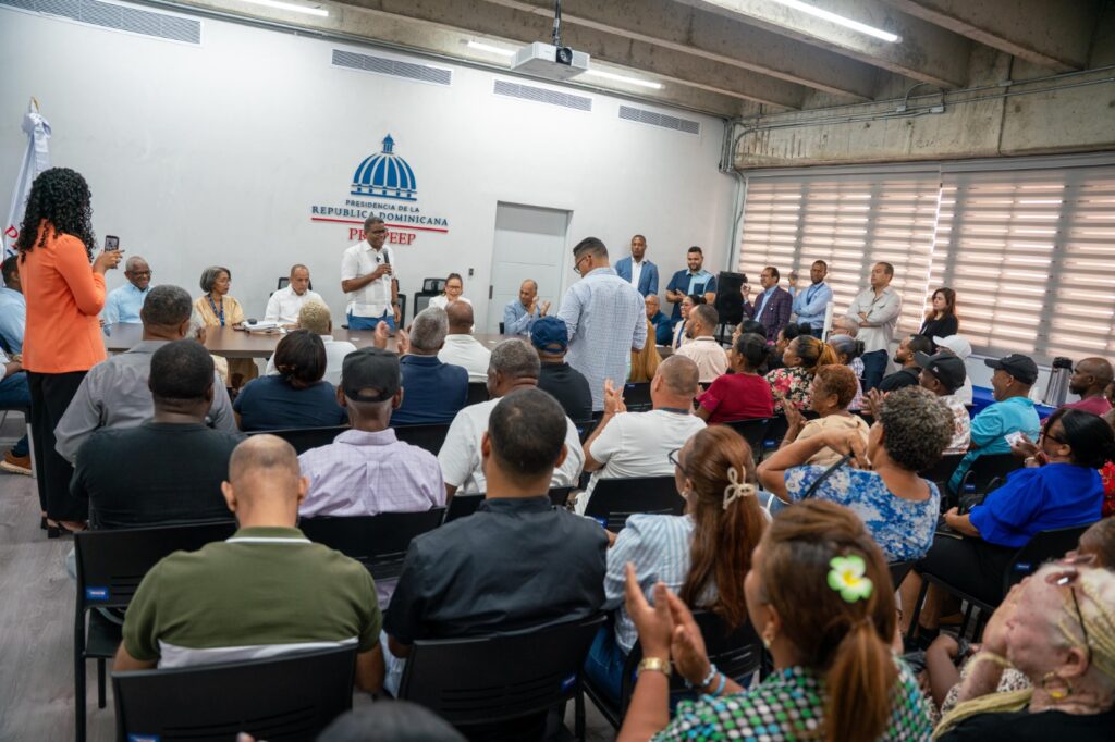 Gobierno entrega ayudas económicas a comerciantes afectados por ampliación de avenida Los Beisbolistas en Manoguayabo