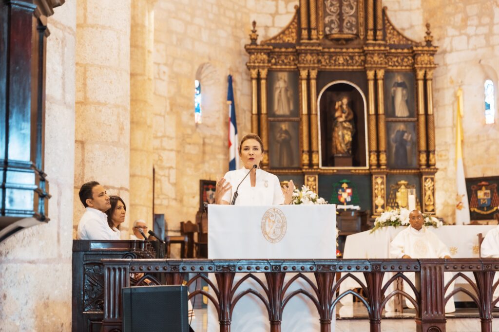 El 528 aniversario de la ciudad encuentra a un Santo Domingo más inclusivo, ordenado, seguro, accesible y caminable, con importantes retos propios del desarrollo, afirmó la candidata presidencial Carolina Mejía, al encabezar los actos conmemorativos de la fundación de la Primada de América, donde señaló que durante su gestión las distintas comunidades capitaleñas respiran más alegría, paz y una nueva esperanza.