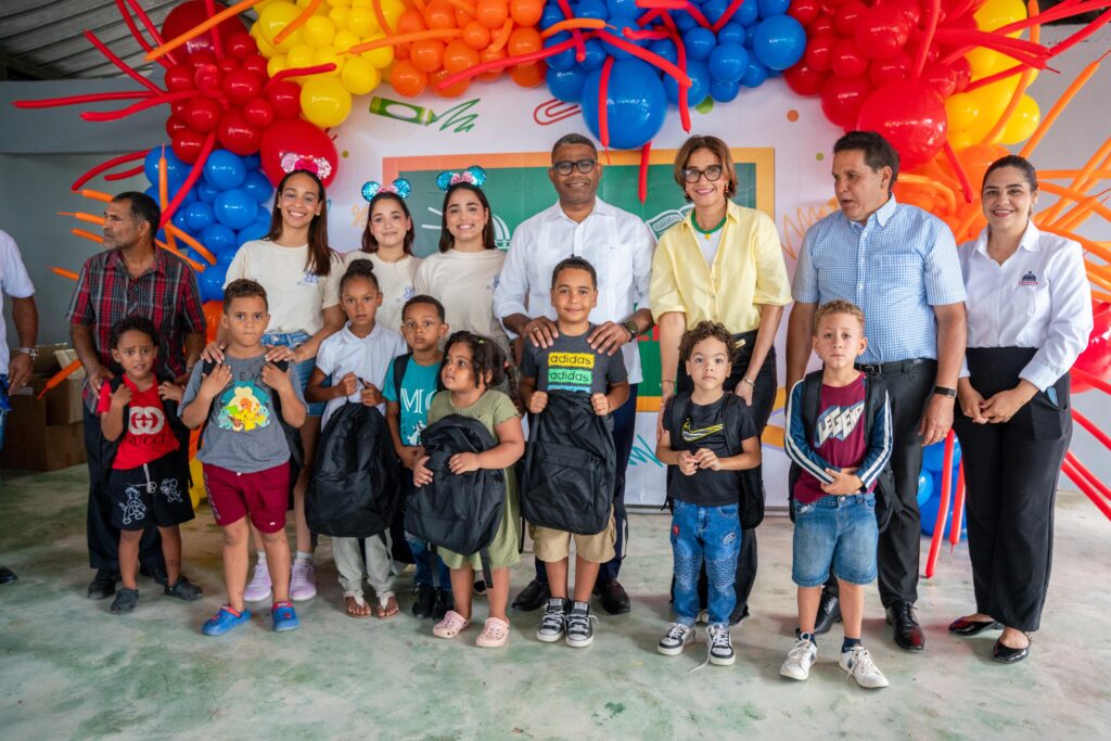 La Dirección General de Proyectos Estratégicos y Especiales de la Presidencia (Propeep ), en coordinación con la Fundación Reconstruyendo Alas, inició este miércoles una jornada de entrega de útiles escolares a niños del sector El Caimito, en la provincia La Vega, con el propósito de apoyar a cientos de estudiantes para que inicien el próximo año escolar con los materiales necesarios.