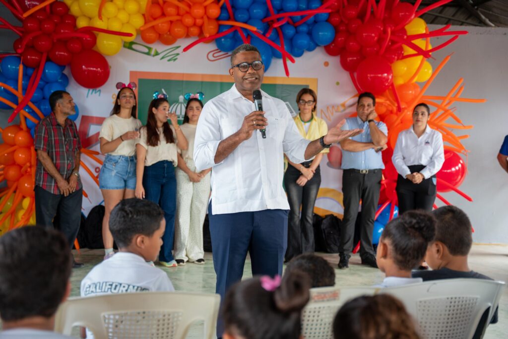 La Dirección General de Proyectos Estratégicos y Especiales de la Presidencia (Propeep ), en coordinación con la Fundación Reconstruyendo Alas, inició este miércoles una jornada de entrega de útiles escolares a niños del sector El Caimito, en la provincia La Vega, con el propósito de apoyar a cientos de estudiantes para que inicien el próximo año escolar con los materiales necesarios.