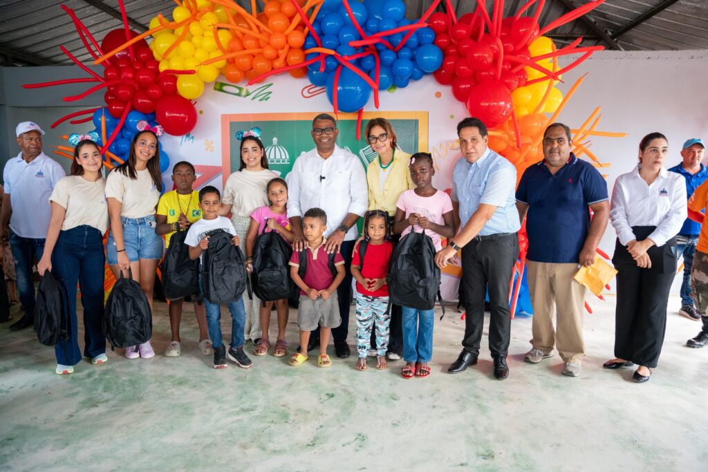 La Dirección General de Proyectos Estratégicos y Especiales de la Presidencia (Propeep ), en coordinación con la Fundación Reconstruyendo Alas, inició este miércoles una jornada de entrega de útiles escolares a niños del sector El Caimito, en la provincia La Vega, con el propósito de apoyar a cientos de estudiantes para que inicien el próximo año escolar con los materiales necesarios.